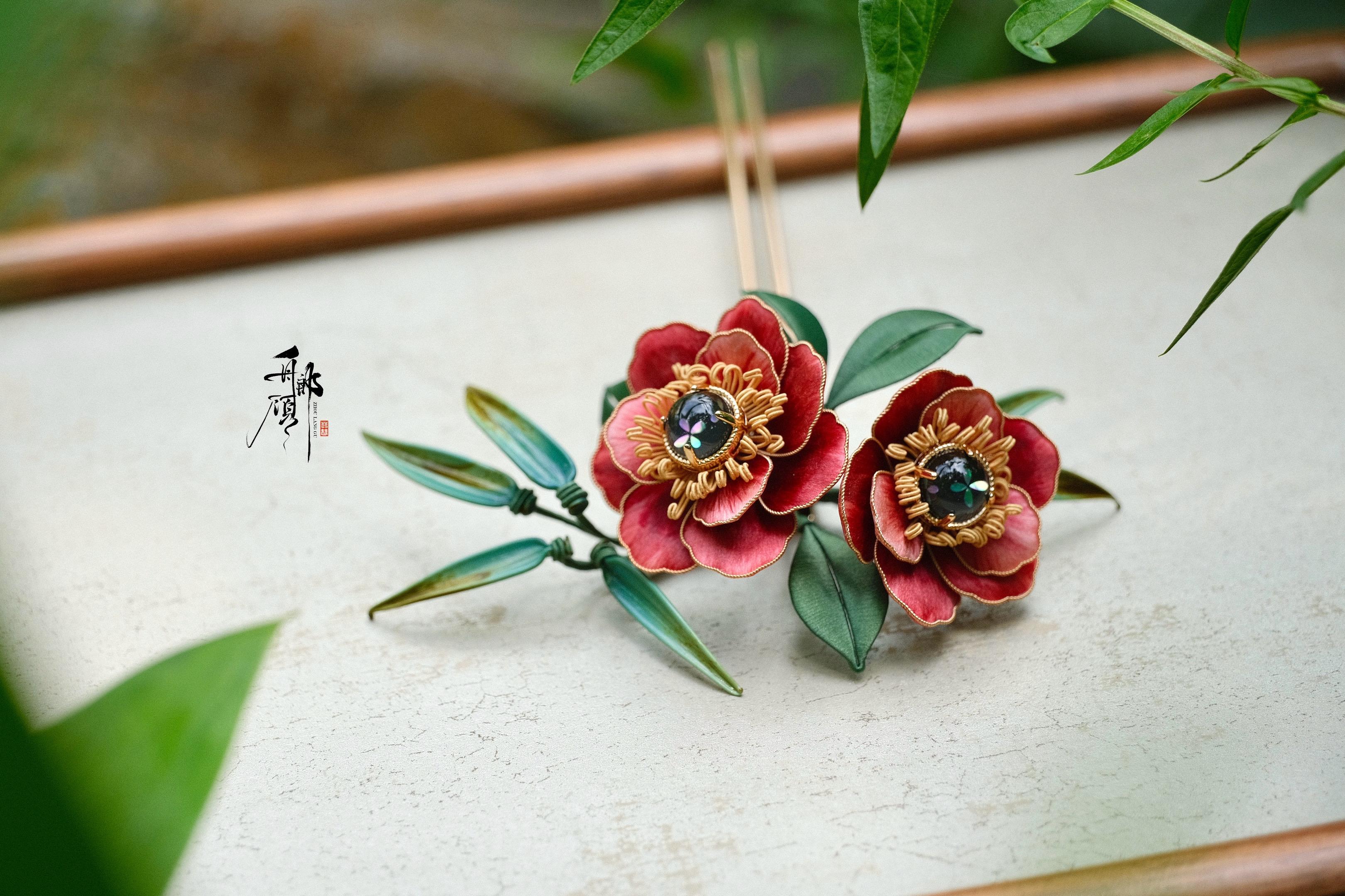 一抹山茶紅，映入翠竹風。一支花簪，凝结多种中华工艺，绒花、缠花、料器...