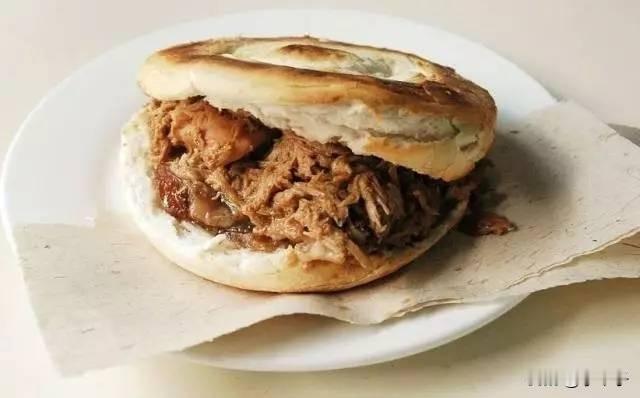 去菜市场买肉，猪肉的价格已经比鸡肉都便宜了。
猪前腿肉5.5元一斤，后腿肉6元一