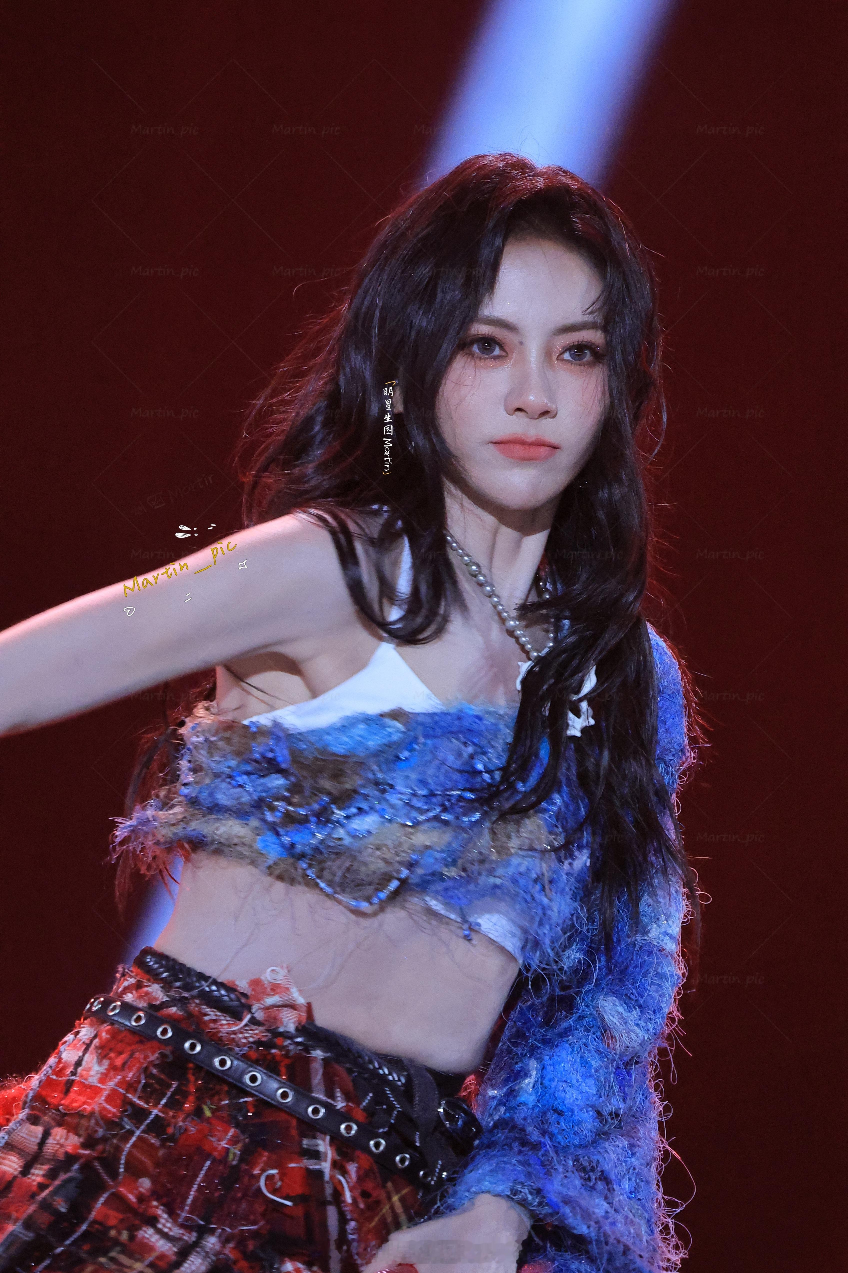 谢可寅  谢可寅 251231跨年舞台生图掉落~姐姐力量感好足谢可寅