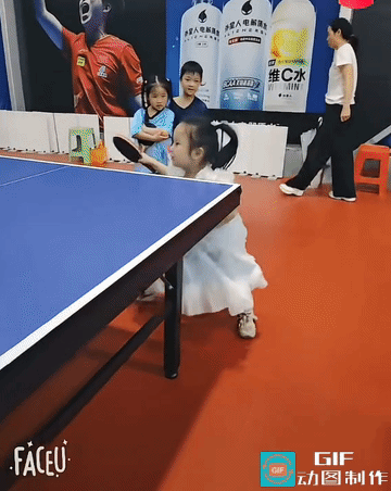 练球也不忘臭美，乒乓未来星太萌啦
 
小小萌娃还没乒乓球台高，一袭白裙子仙气满满