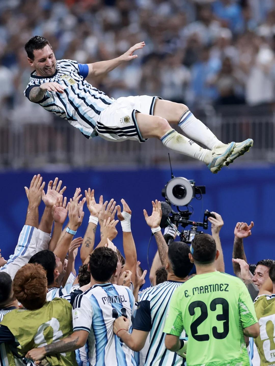 阿根廷总统致敬阿根廷队长 当国家元首亲自下场致敬一位足球队长，这件事早就跳出了单