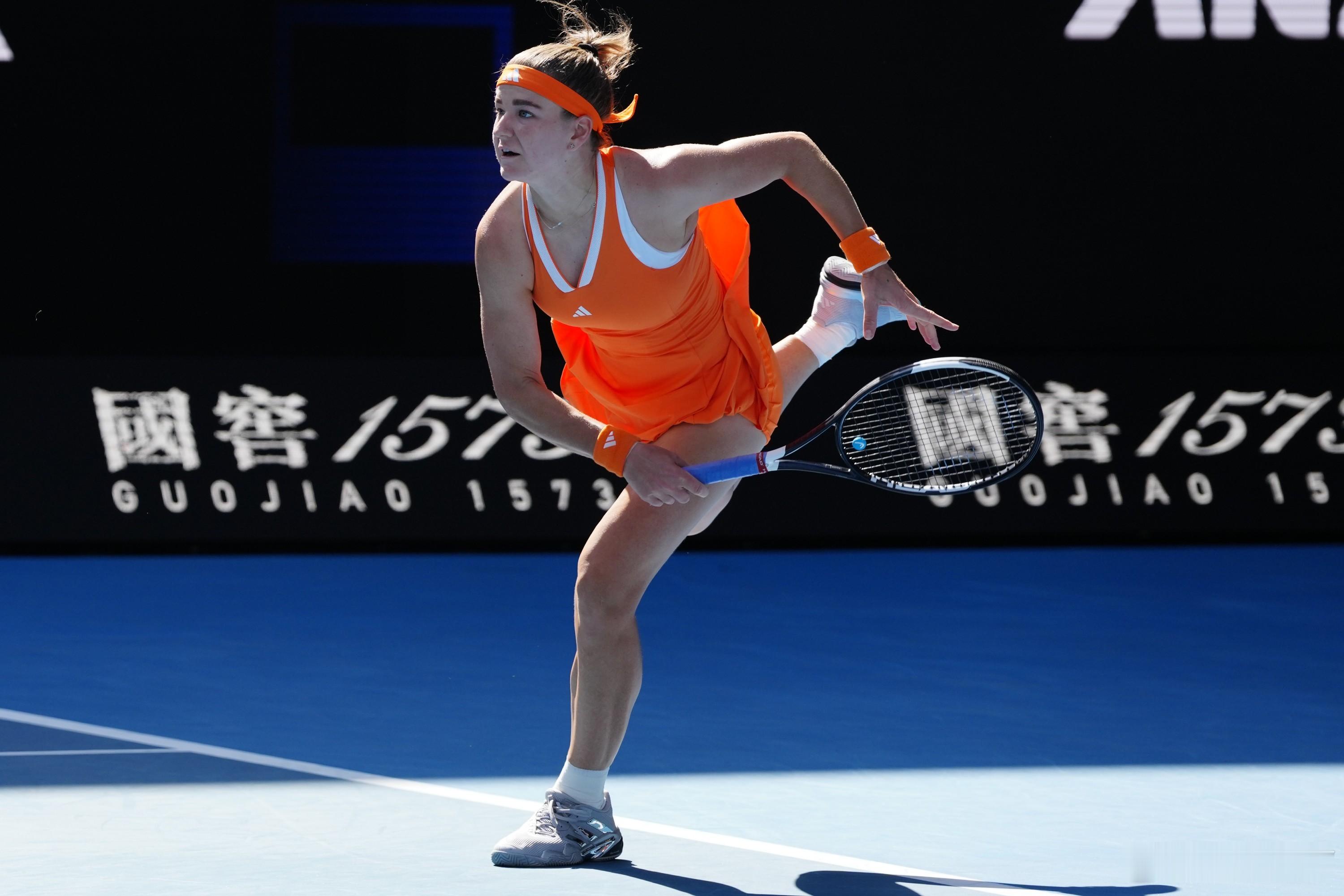 高芙vs穆霍娃 在考特球场打成1:1，进入决胜盘。穆霍娃跟高芙打了10盘球，总算