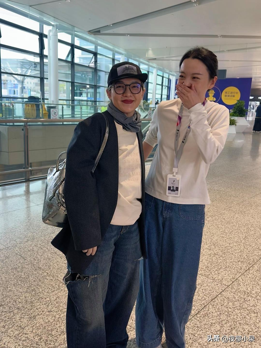 49岁范晓萱在上海机场被偶遇，她现实中真人看起来好年轻，个子挺矮的，穿衣打扮时尚