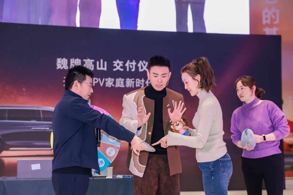 保定爱情广场的3月13日交车仪式，见证了邓男子正式成为魏牌高山车主的重要时刻。这