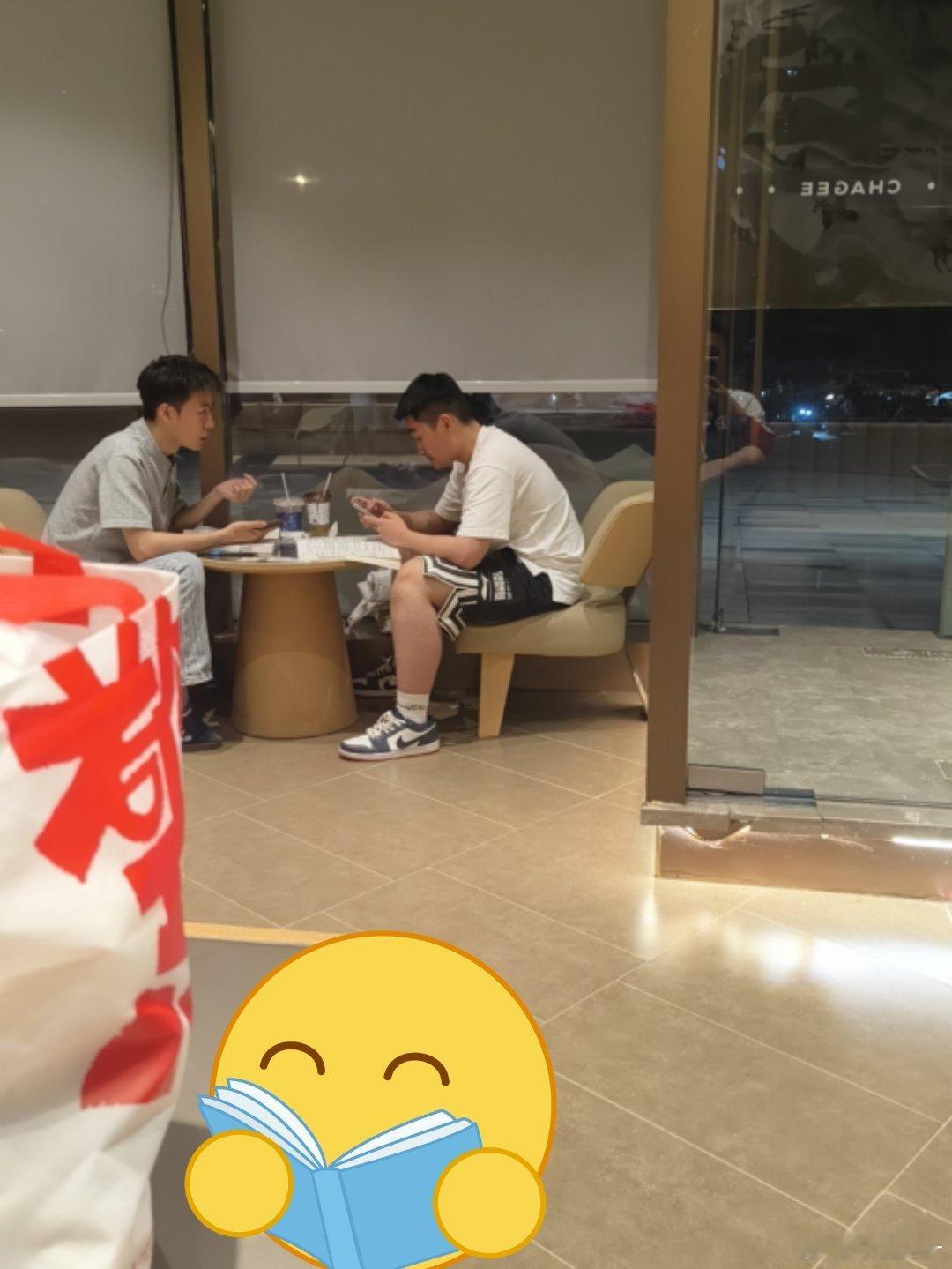 你好同学 坐霸王茶姬等朋友，对面两个高考生在热烈的讨论报志愿，年轻真好，有无限的
