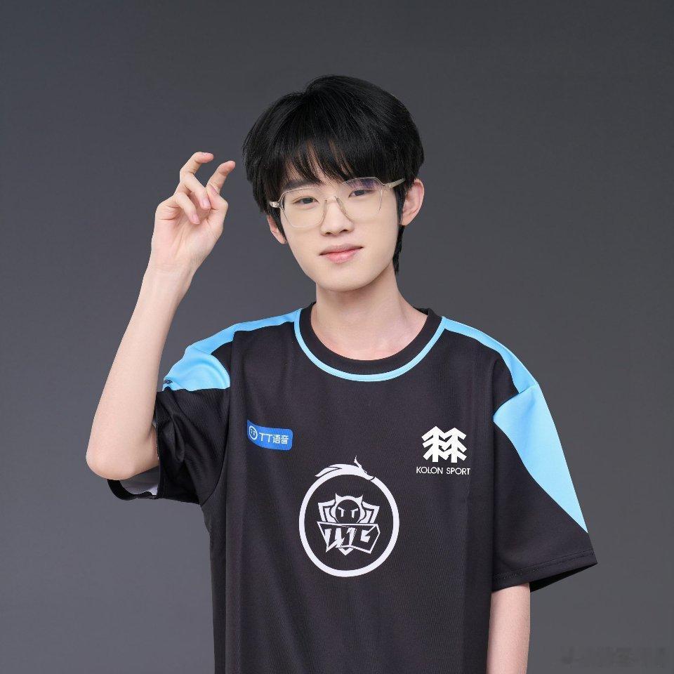 2026kpl夏季赛定妆照 在所有竞男的定妆照中，被小雪这张完全不一样的萌得叫出