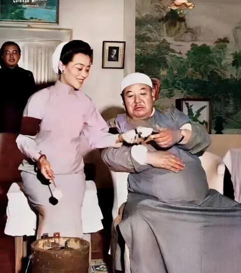 1956年，逃往美国的宁夏皇帝马鸿逵，从四姨太手里接过酸奶，300斤的马鸿逵带着