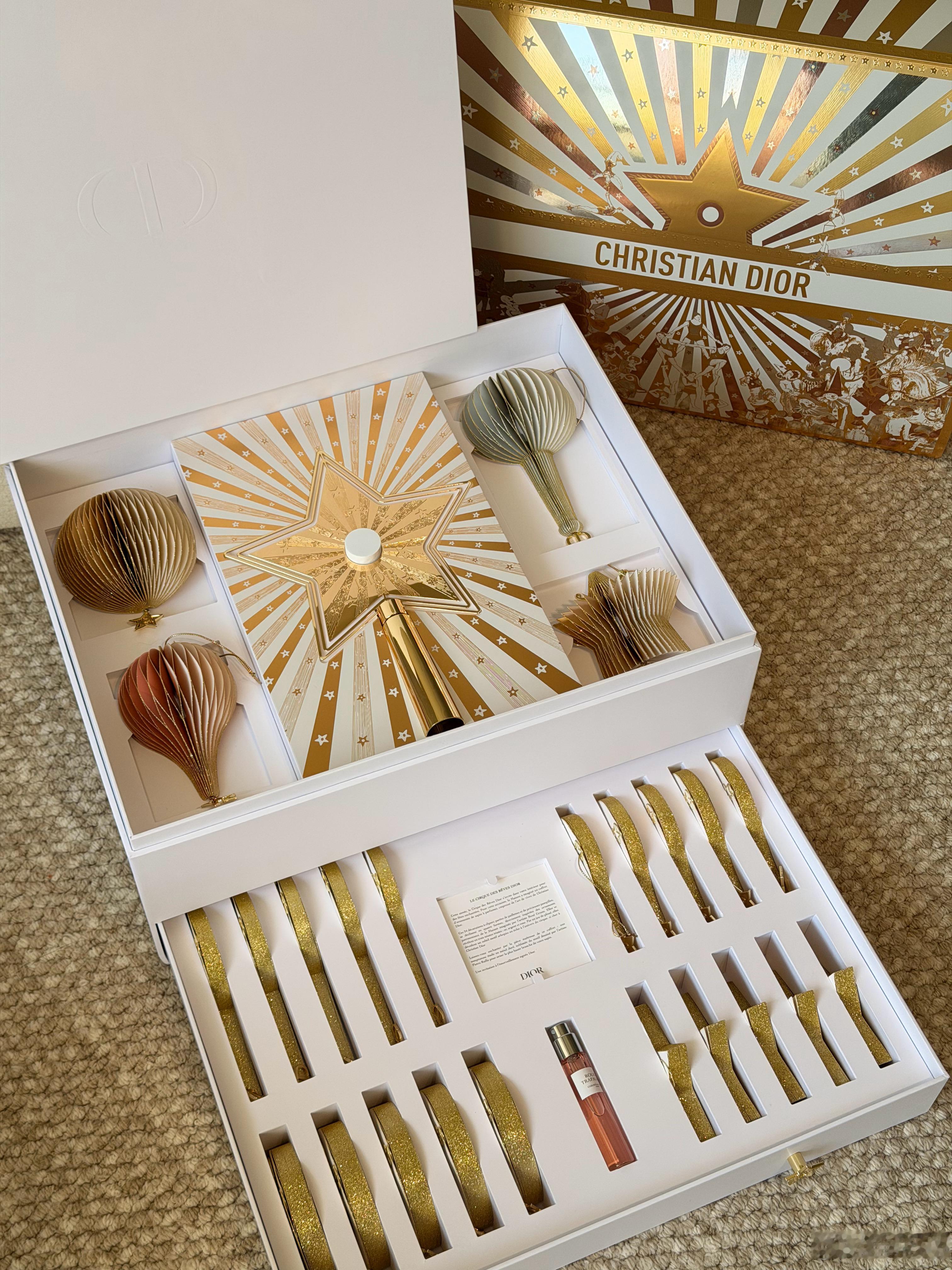 幸福住了 圣诞的仪式感🎄最近收到好多礼物 谢谢品牌麻麻们～ 