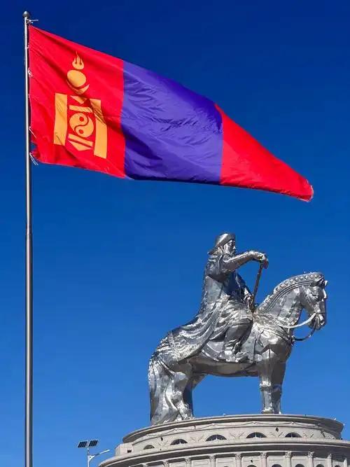 “中国人滚出去！”走在蒙古国街头，你很可能会受到这样的谩骂。
 
明明靠着中国吃