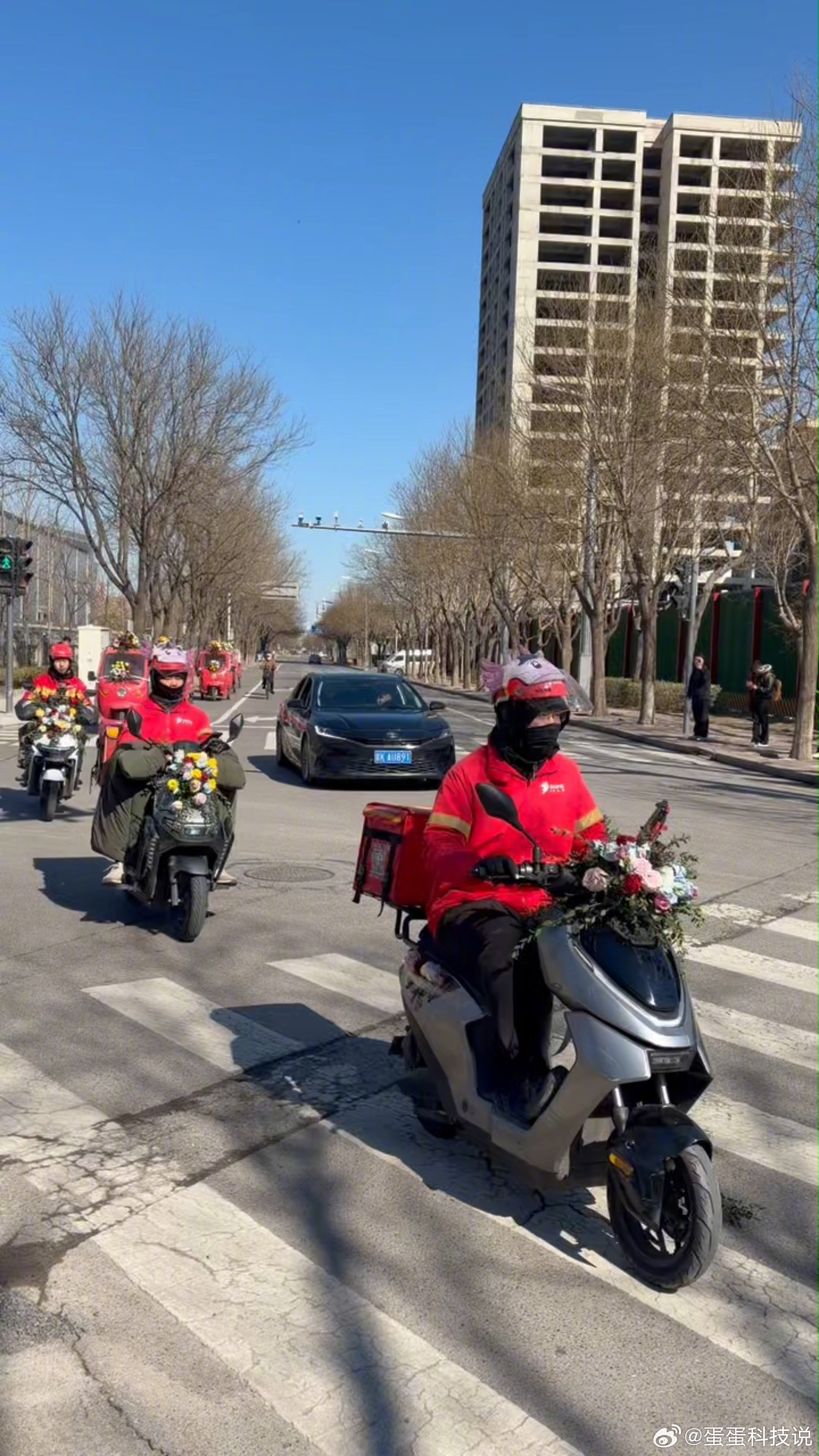 这才是送花界的天花板吧 偶遇！谁懂在大街上逛街碰见一整个花车车队的惊喜感！还以为