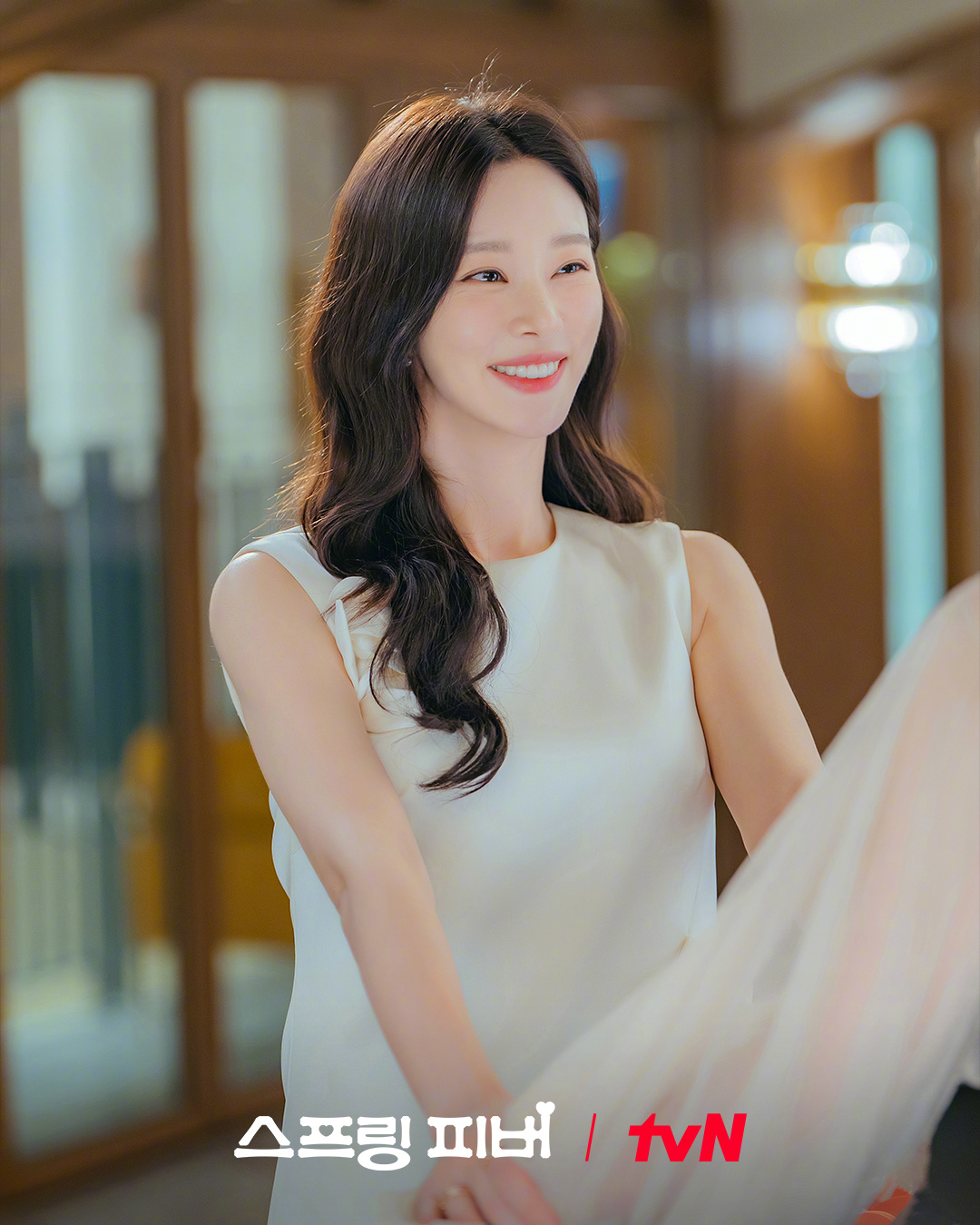 tvN新月火剧Spring Fever 公开李主傧 剧照。该剧改编自同名小说，讲