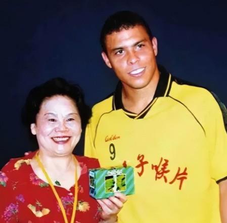 2003年，罗纳尔多来到中国，一个富婆对他说：“只要你陪我吃顿饭，我就给你30万