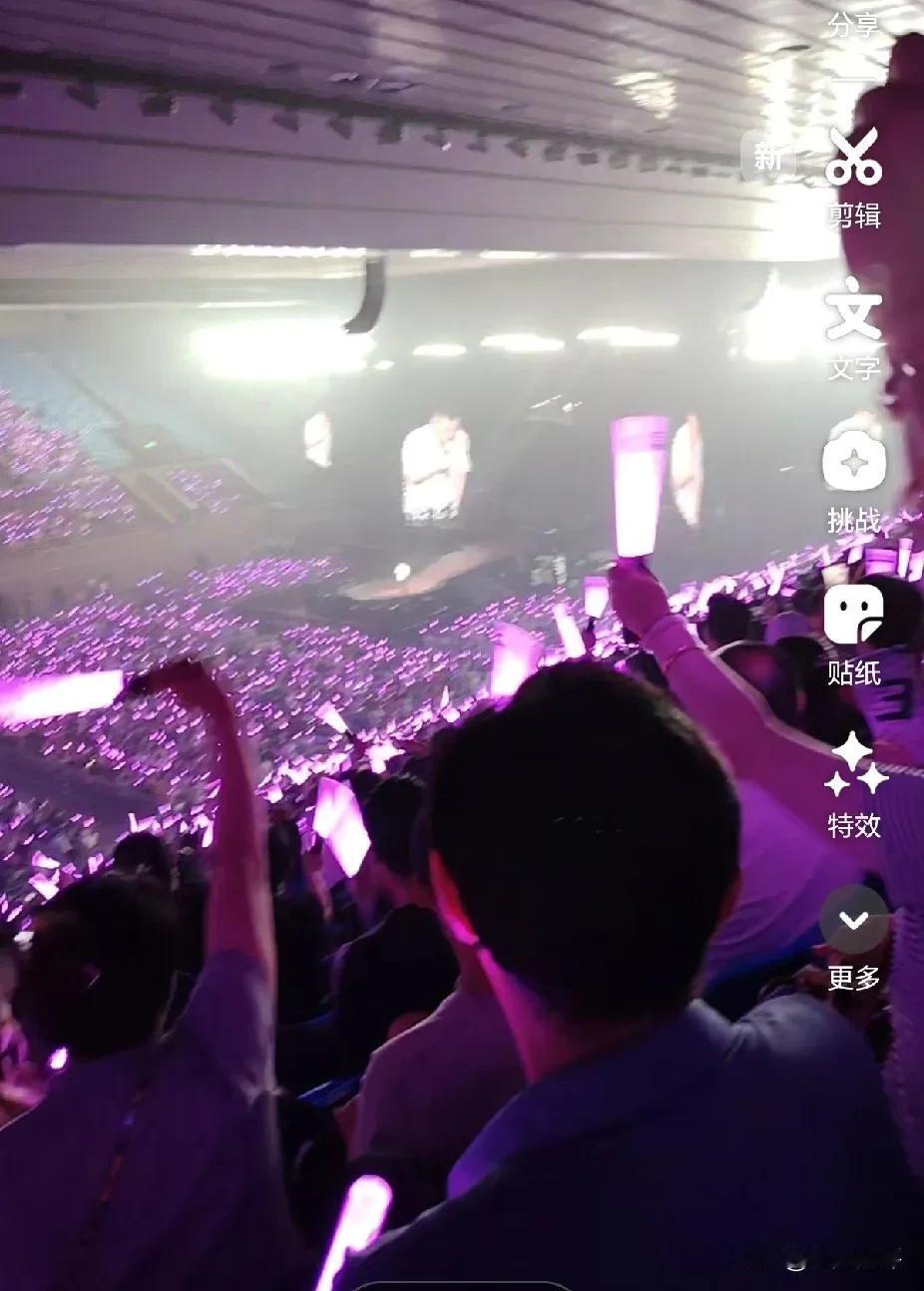 在抖音发了自己买了岳云鹏演唱会门票的小视频后，就有人在评论区骂人，作为一个有素质