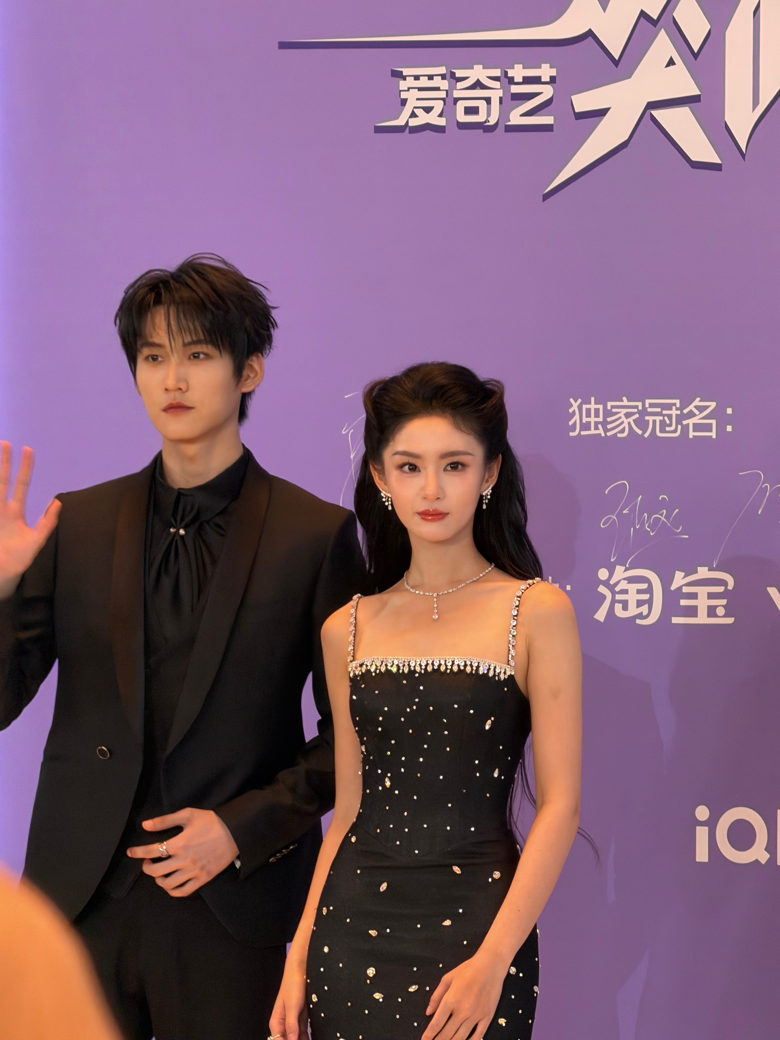 周柯宇徐若晗合体走红毯我勒个男帅女美啊，周柯宇百搭白米饭来的，和赵晴走完红毯和徐