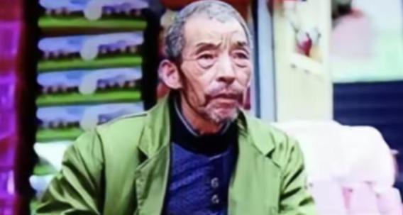 武汉街头，一名煎饼摊主意外捡到两个女婴。为了抚养她们，他一生未娶。20年后，两个
