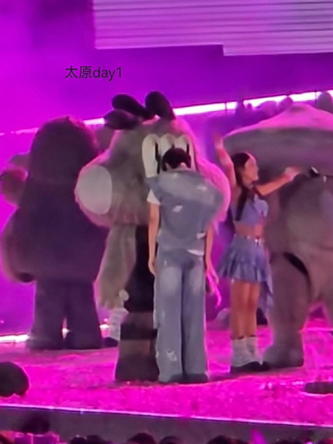 汪苏泷演唱会无法解释这个神秘环节汪苏泷无法解释这个神秘环节没有提前安排，自然而然