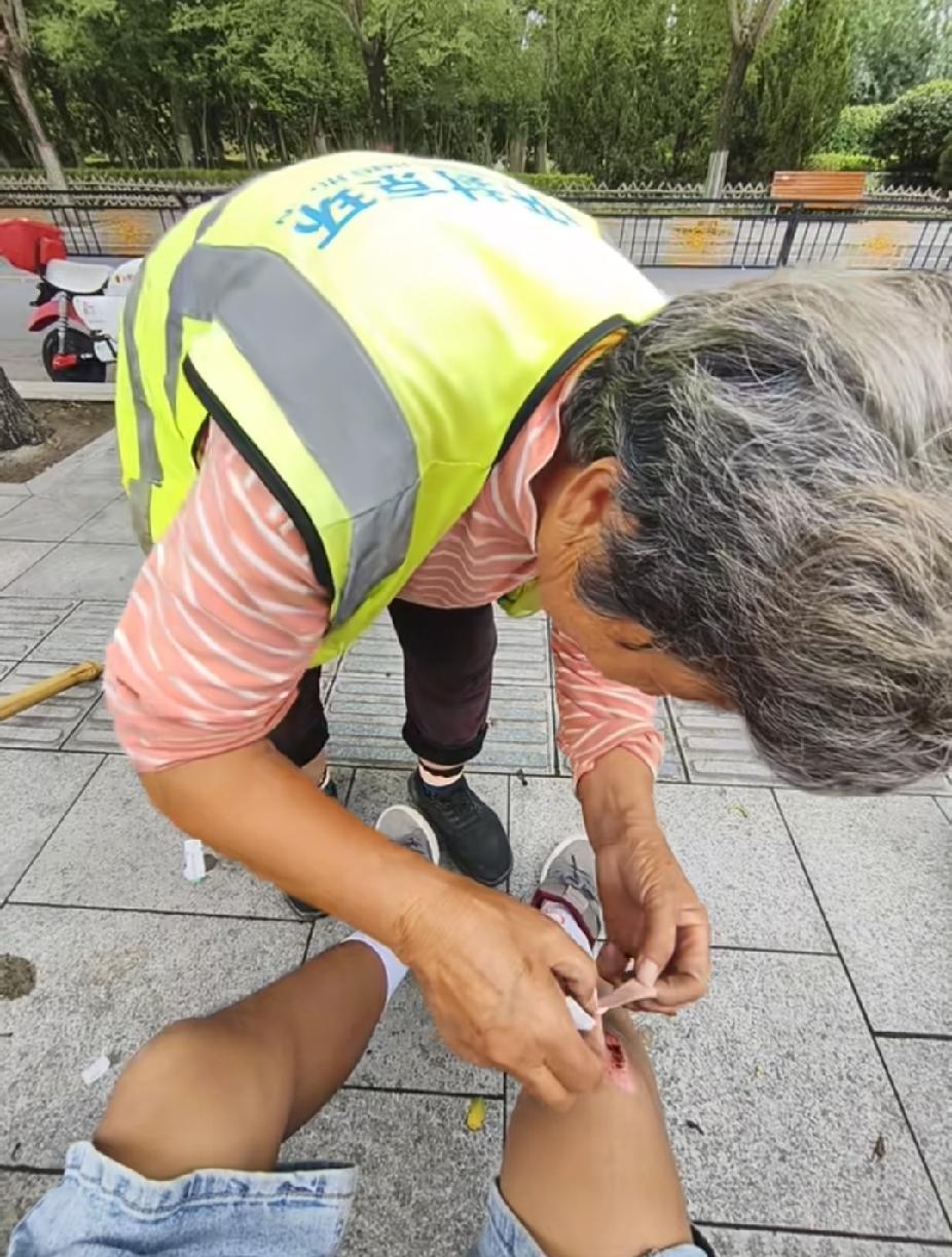 男孩突然被一辆三轮车刮倒在地上，三轮车车主一声不吭就跑掉了。接下来的一幕，却把男