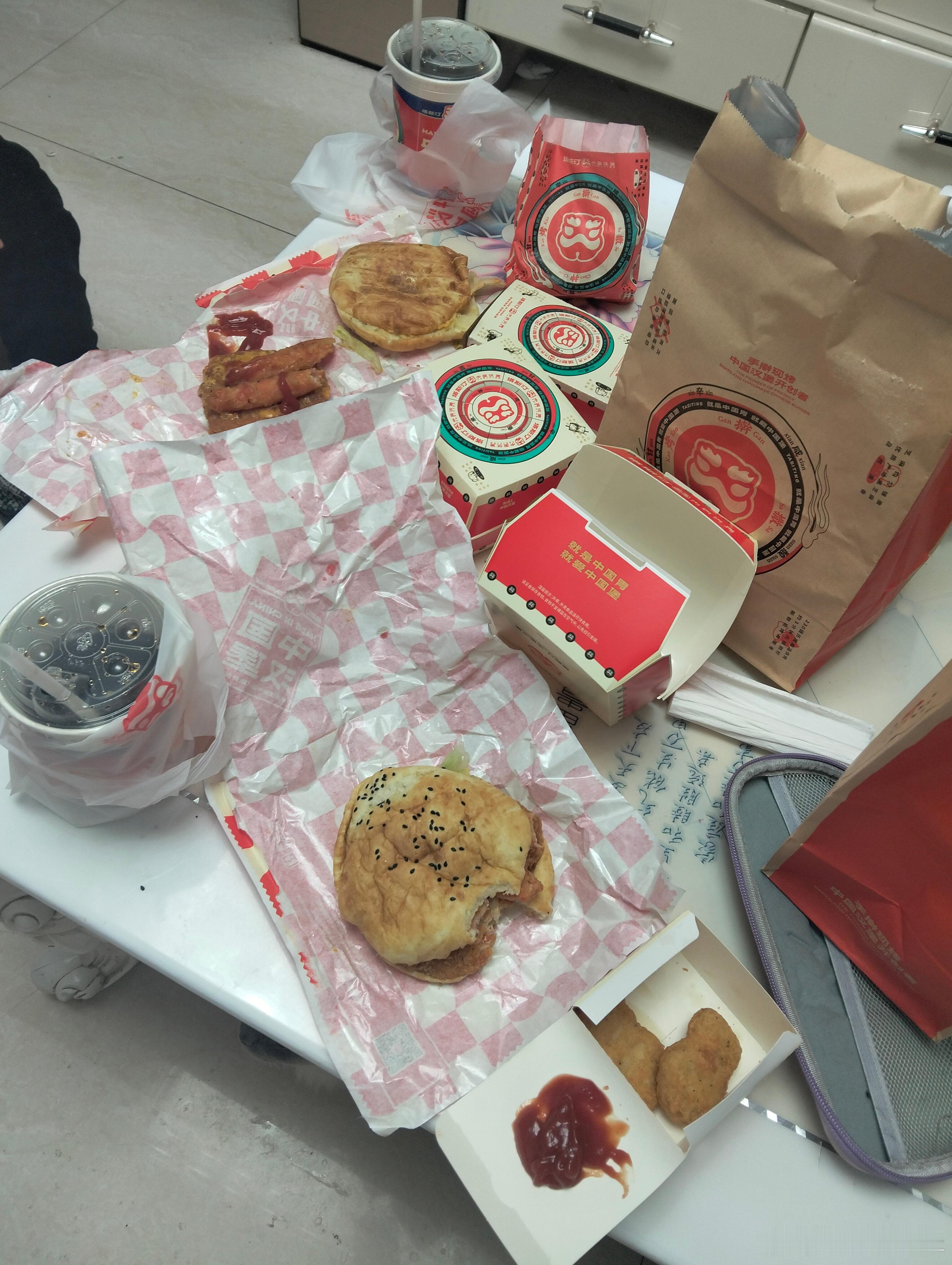 想吃汉堡🍔薯条🍟可乐🥤当妈的必须给安排上天冷不想出门就叫外卖吧 