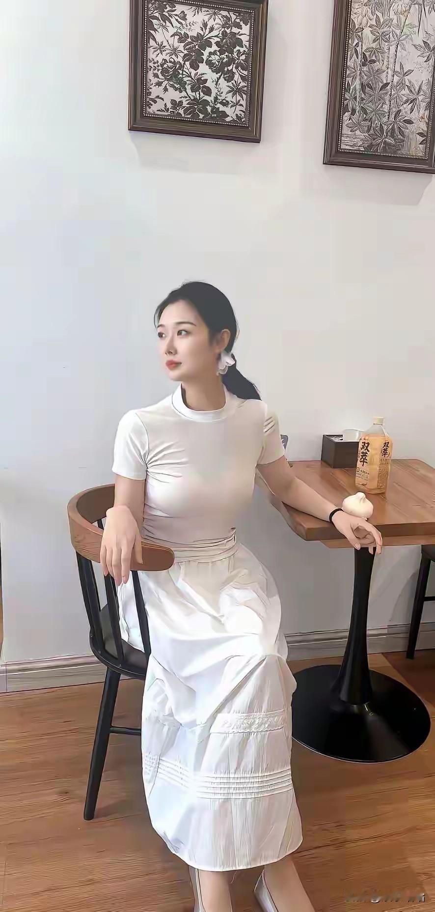 优雅白裙，简约风穿搭，尽显气质！👗💃