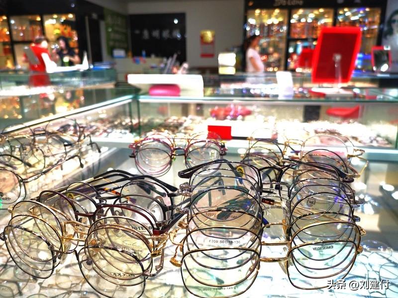 “眼镜暴利”是真相还是误会 “眼镜暴利”：真相还是误会？
“眼镜暴利”，一半是真