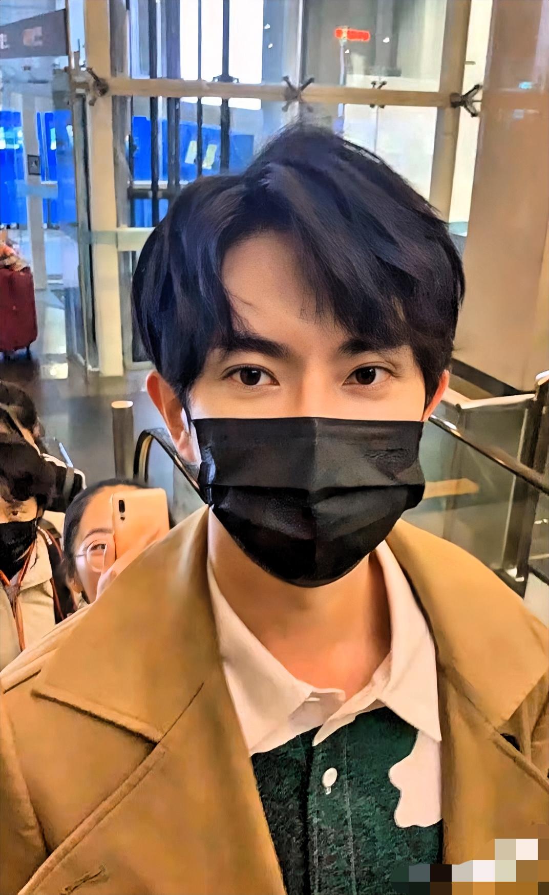 萌萌的眼眸清澈又纯粹，藏着未被世俗沾染的至善与美好，这份干净太珍贵，愿世间所有温