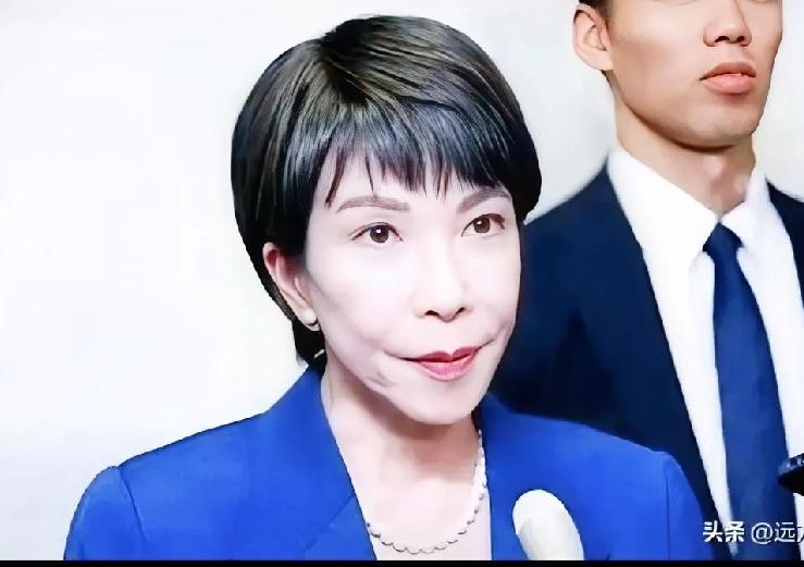 高市早苗应对日元贬值，路子明显走偏了 。一边喊着稳汇率，一边还在搞宽松货币、大搞