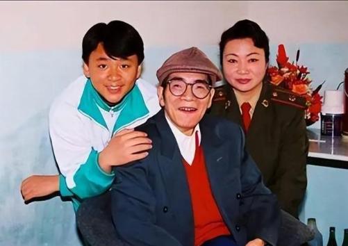 1980年，47岁的著名数学家陈景润迎娶29岁女军医，婚后生下儿子陈由伟。如今，