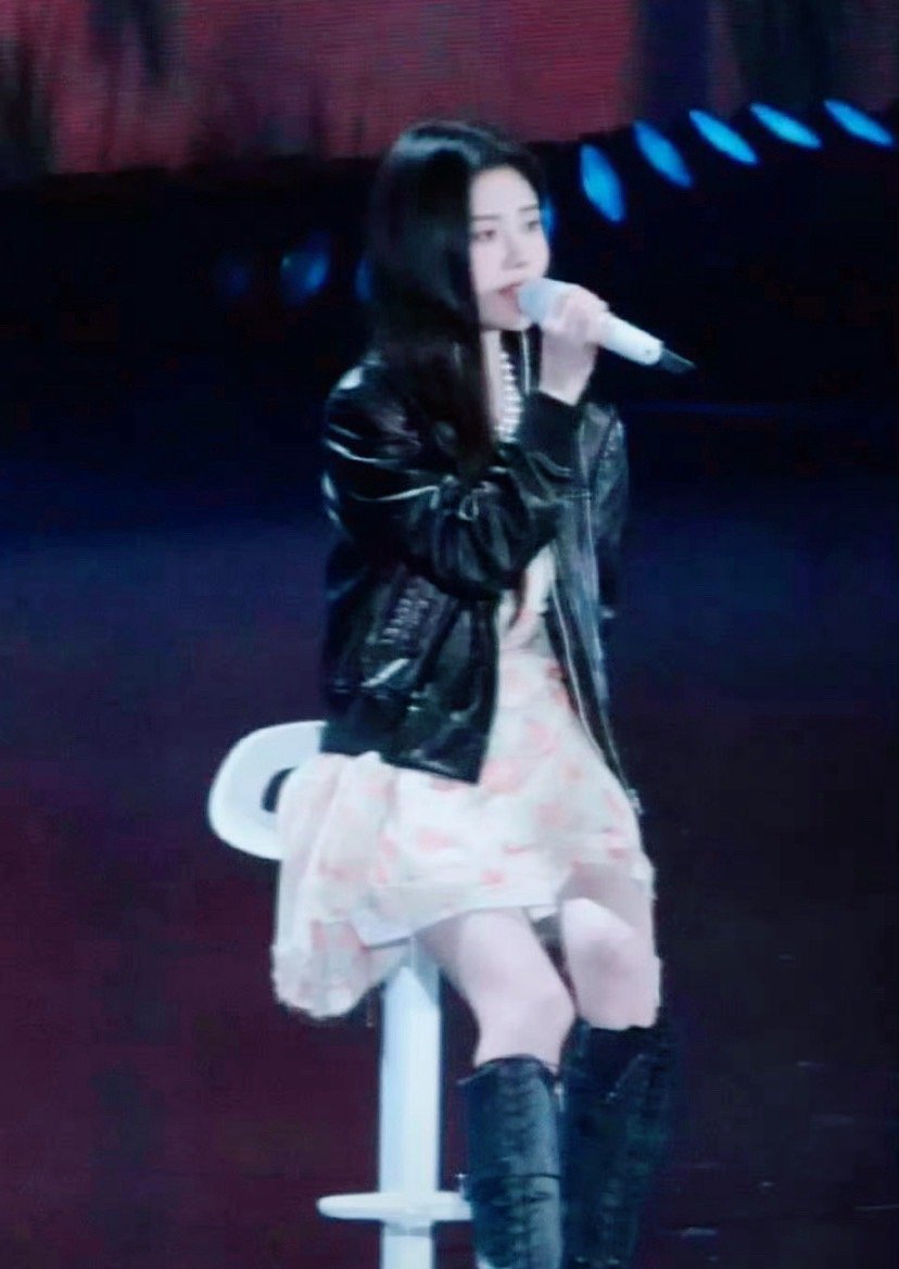 谁懂啊！鞠婧祎这一身皮衣碎花裙直接美到我心巴上了 🖤酷飒黑皮衣撞上温柔碎花裙，