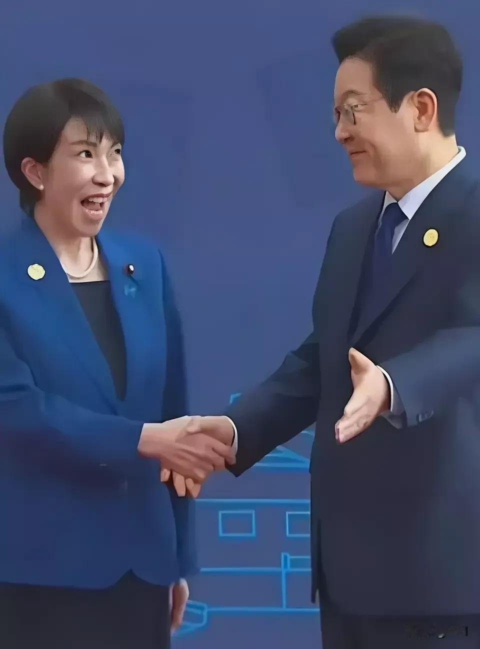 滑椅外交引骂战！高市早苗遭日本两极痛批
 
APEC现场视频炸锅：高市早苗滑椅子