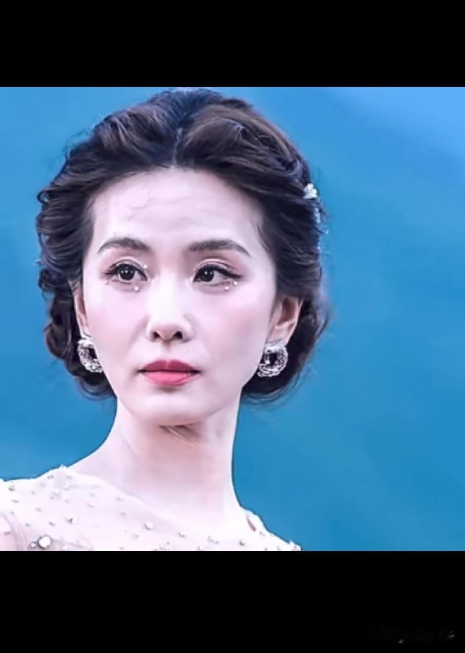 刘诗诗一脸疲惫引全网心疼！高定造型下，她藏着内娱女明星的心酸
 
5月29日VO