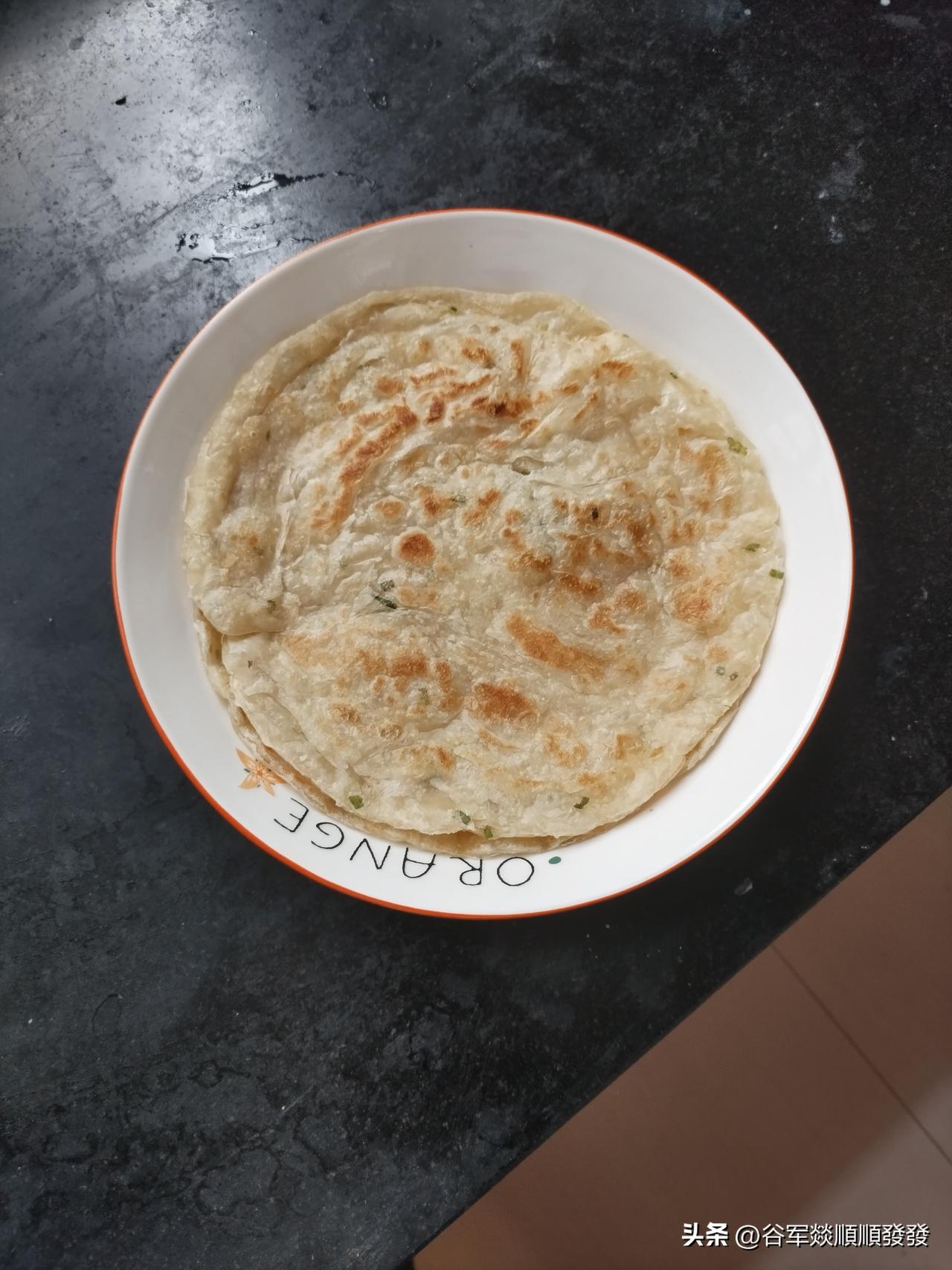 昨天去超市买了一袋速冻手抓饼，

今天早上煎了2个，

味道还行，就是

单张饼