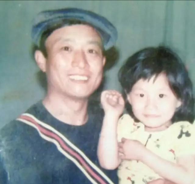 高秀敏那位武生前夫，离婚后天天拿烟酒当饭吃，5年不到，肺就报废了。
你看照片里，