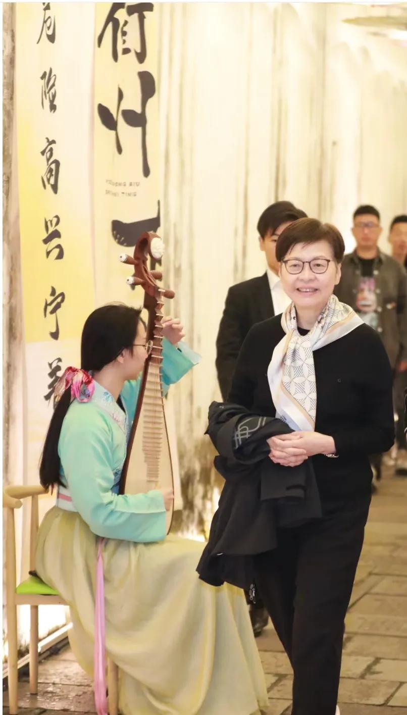 林郑月娥女士昨天出现在衢州街头的场景。
千年古城，南孔圣地衢州欢迎您~香港特别行
