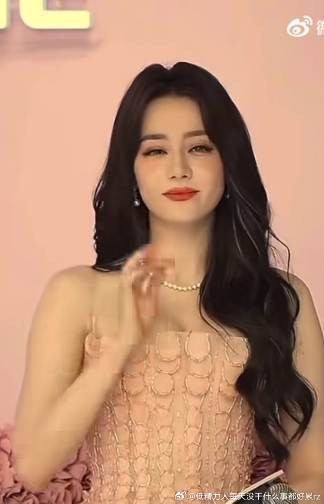 第一次觉得相对自己胖了一些，身上还挺瘦，下半脸明显感觉多肉了现在（不胖，只是相对