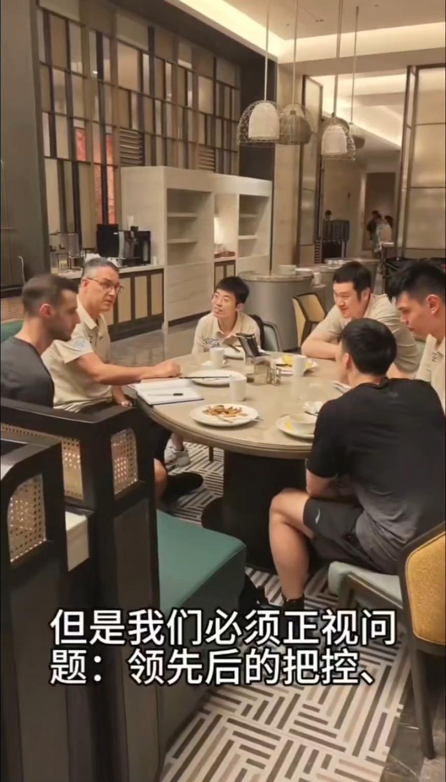 不能不说，宁波教练组还是非常的敬业。昨天晚上，前脚刚在9点多输了比赛，后脚教练组