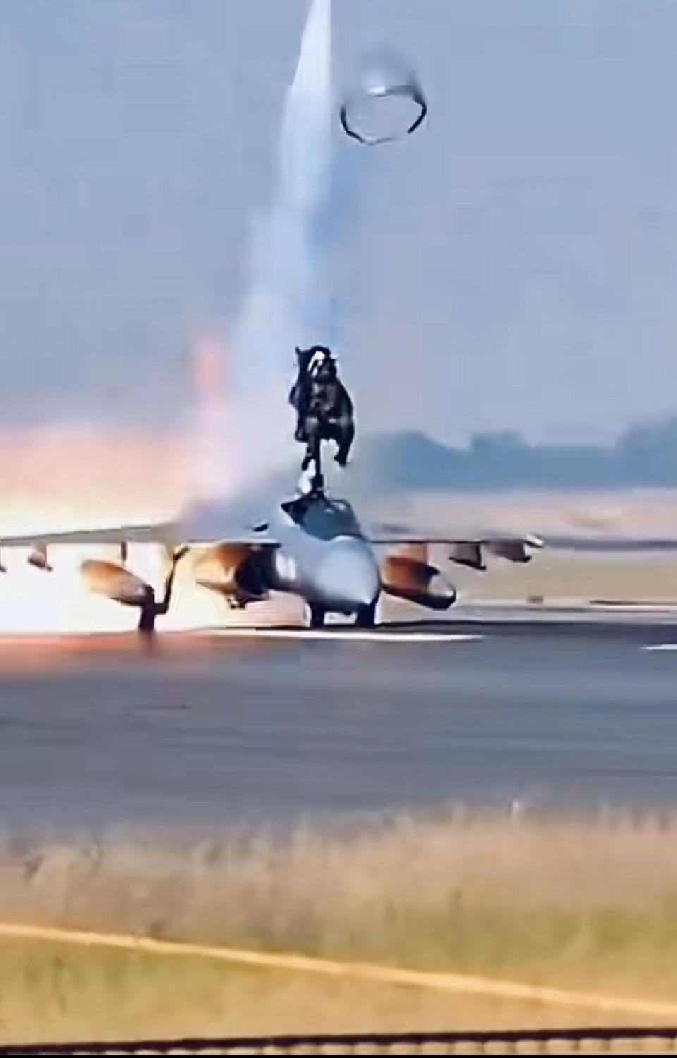 震撼瞬间！战斗机喷气式滑行，飞行员英姿飒爽！