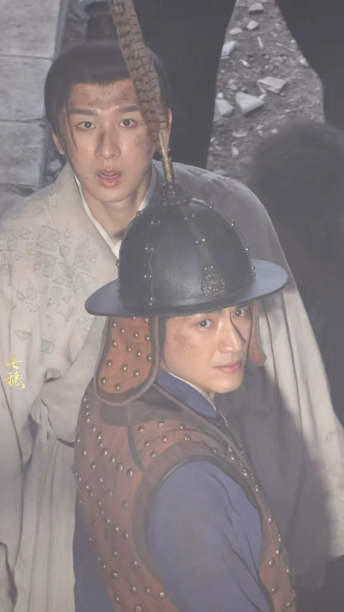 成毅看到树上的粉丝反应 成毅被粉丝上树惊出表情包 成毅看到树上的粉丝反应，成毅被