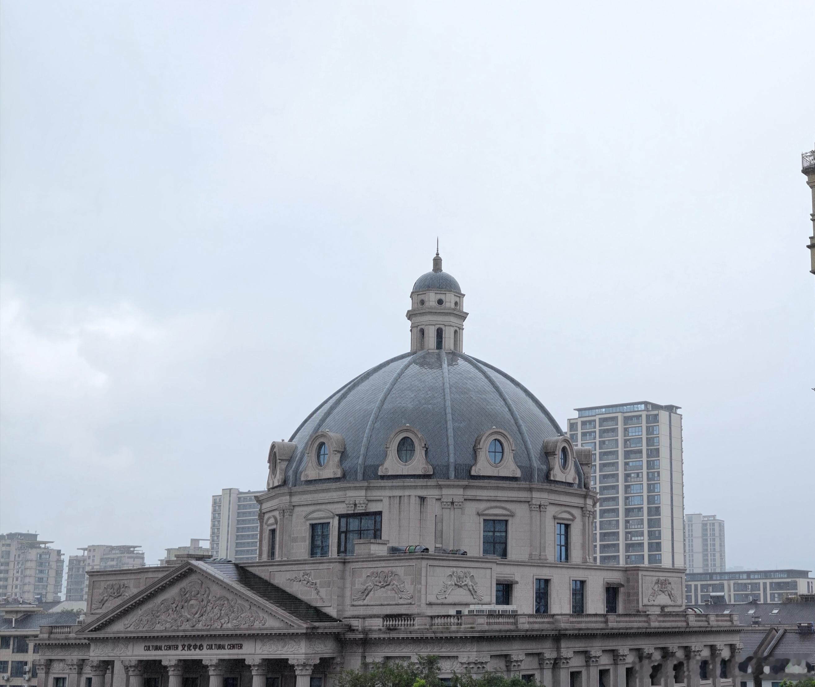  盼着盼着，风来了，雨来了，闷热终于散了。 