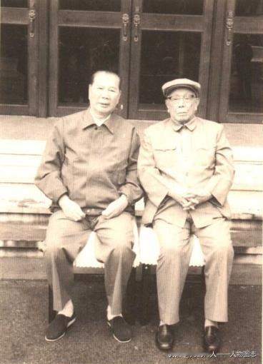 黄欧东与杨成武(左)在沈阳质实里大院中合影。