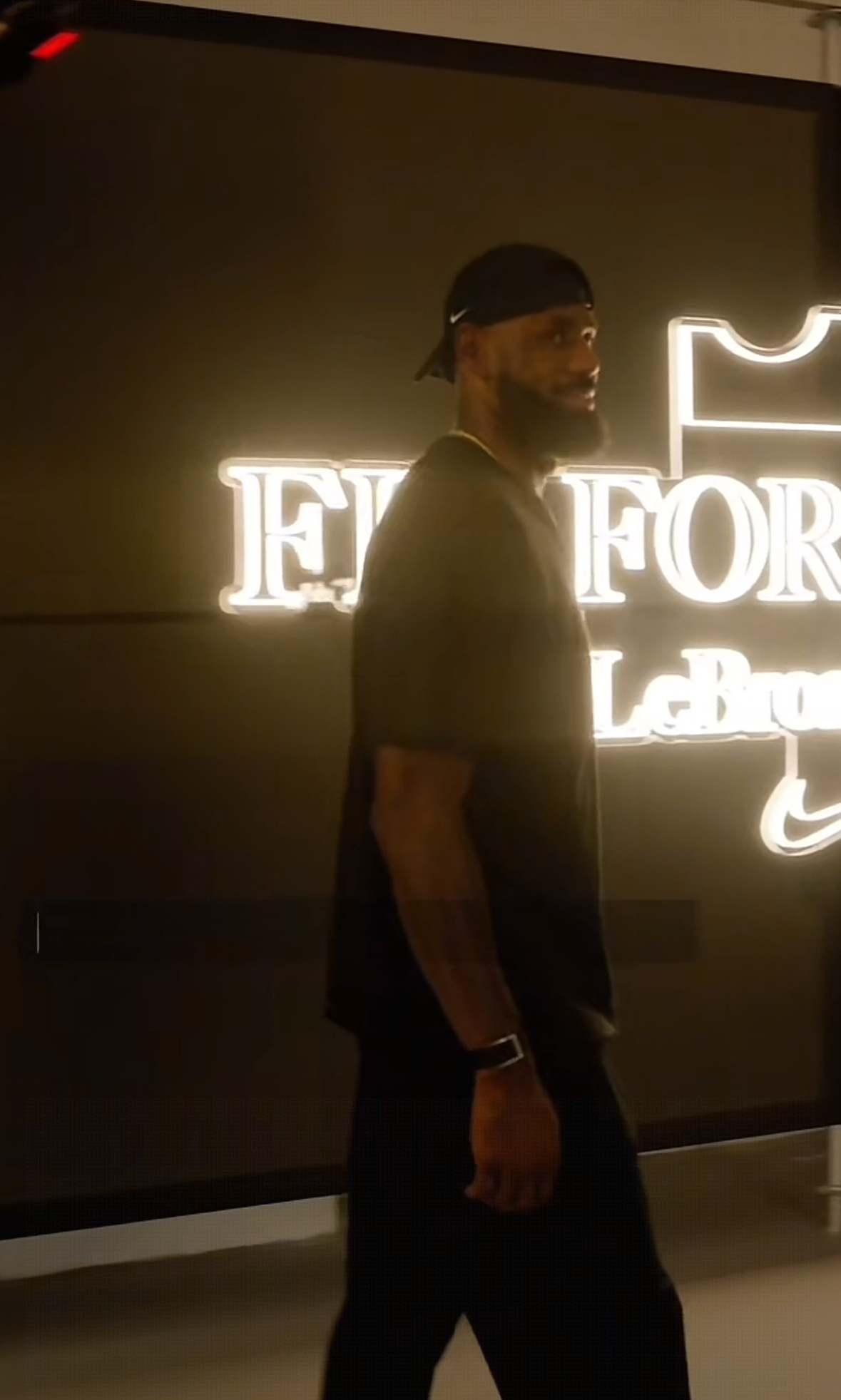 Nike官方dy正在直播詹姆斯参观Forever King展览馆，感兴趣的可以去