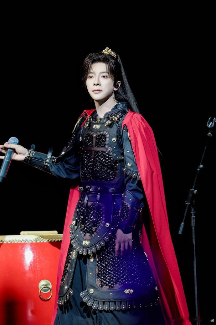 萧忆情拾忆巡演萧忆情新专辑拾忆 能在小剧场近距离看本命舞台真的太幸福！细节质感拉