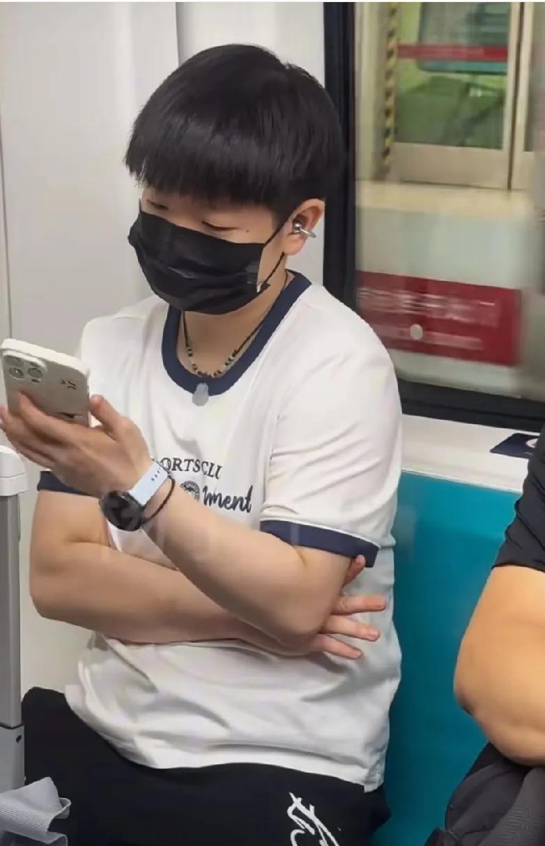 谁懂啊！莎莎戴着口罩低头看手机，乖乖的样子瞬间戳中我❤️  有比赛时，眼睛就焊在