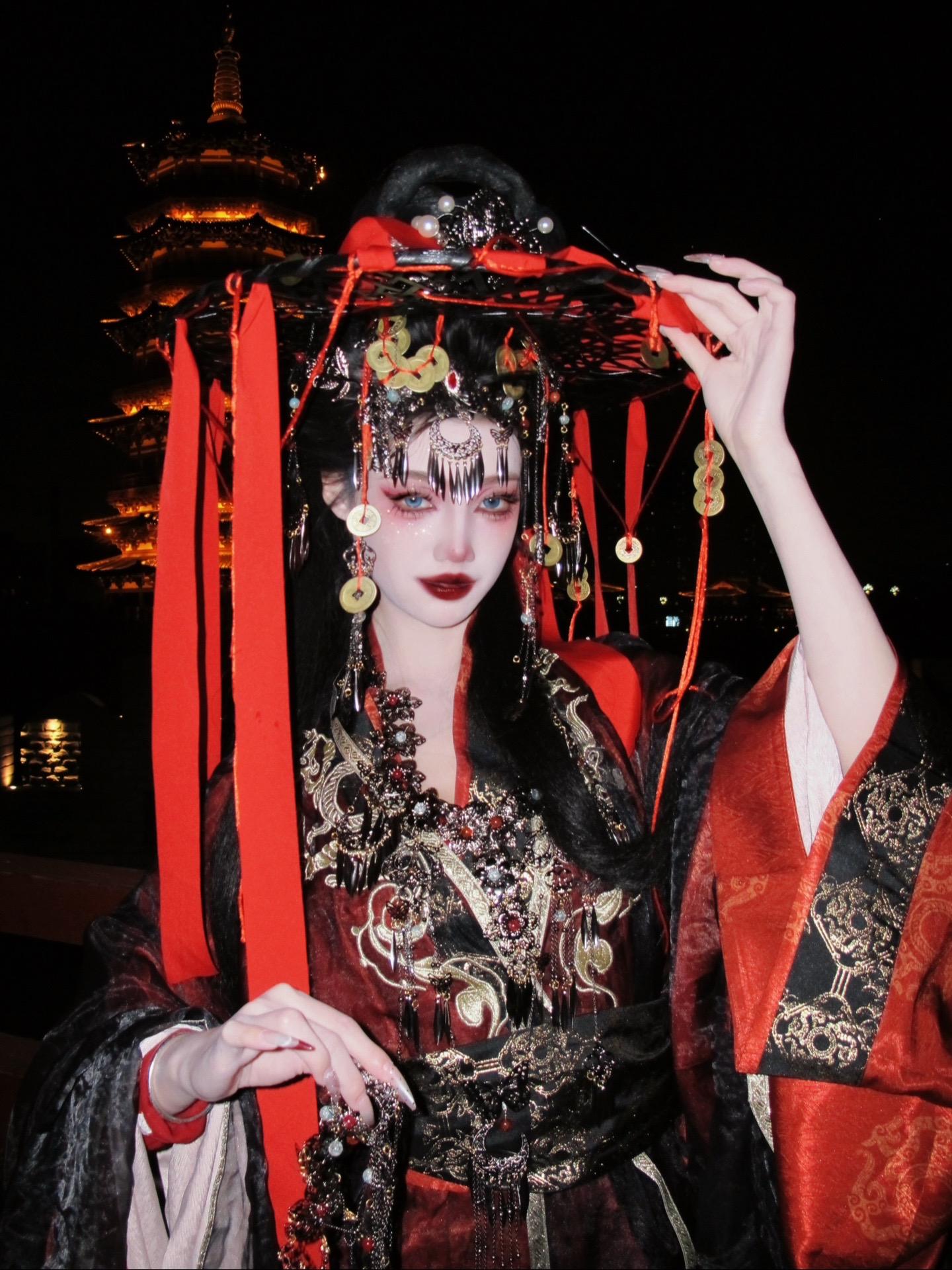 洛阳妆造｜卦不敢算尽，畏天道无常。