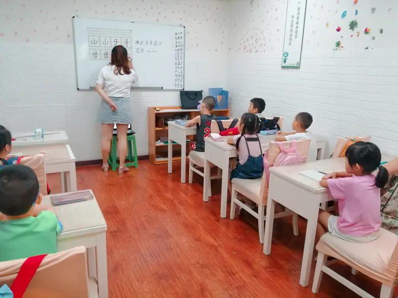 我拒绝给孩子报“幼小衔接”班，被家长群孤立后反而庆幸

上周在家长群里，我直言“
