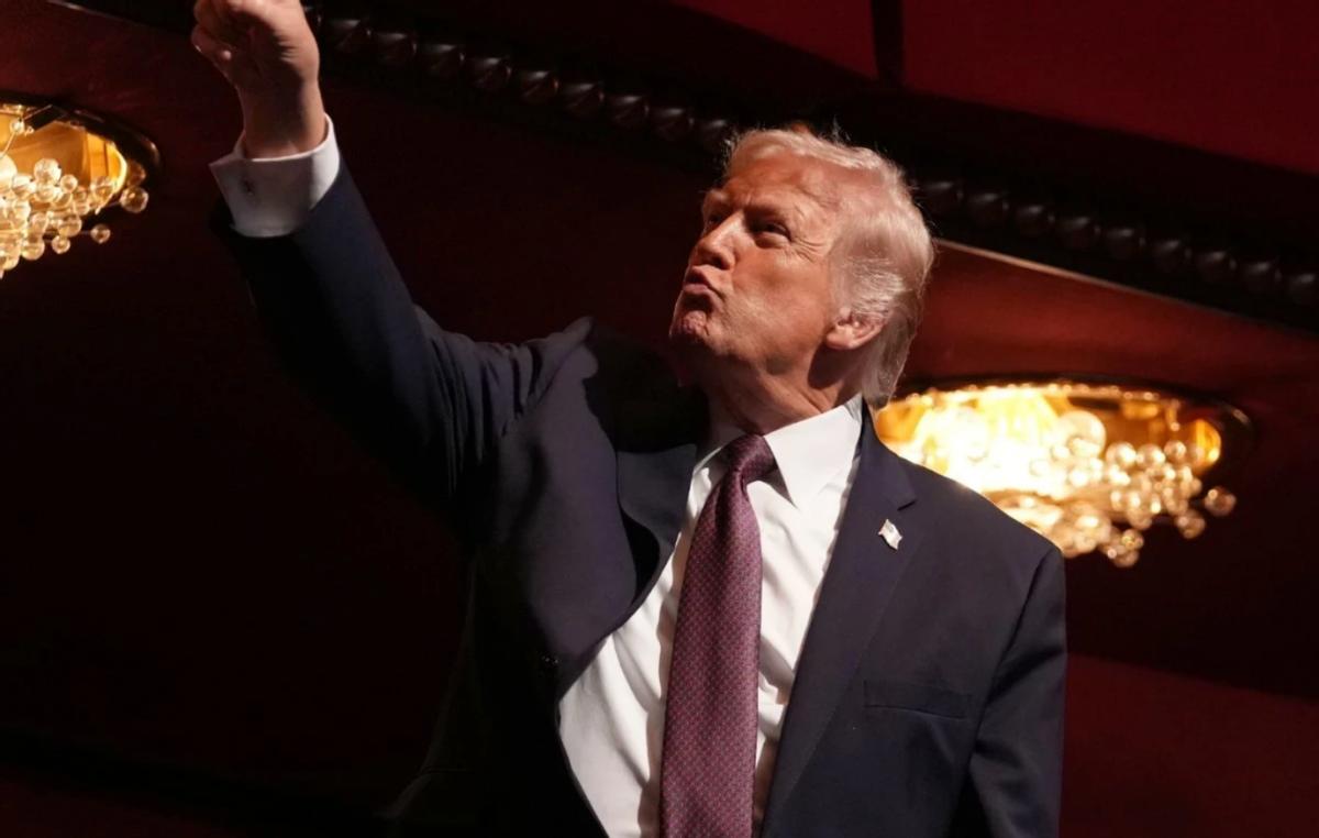 【特朗普警告英国首相不要和中国打交道，英国人回呛】

时隔8年，英国首相再度访华