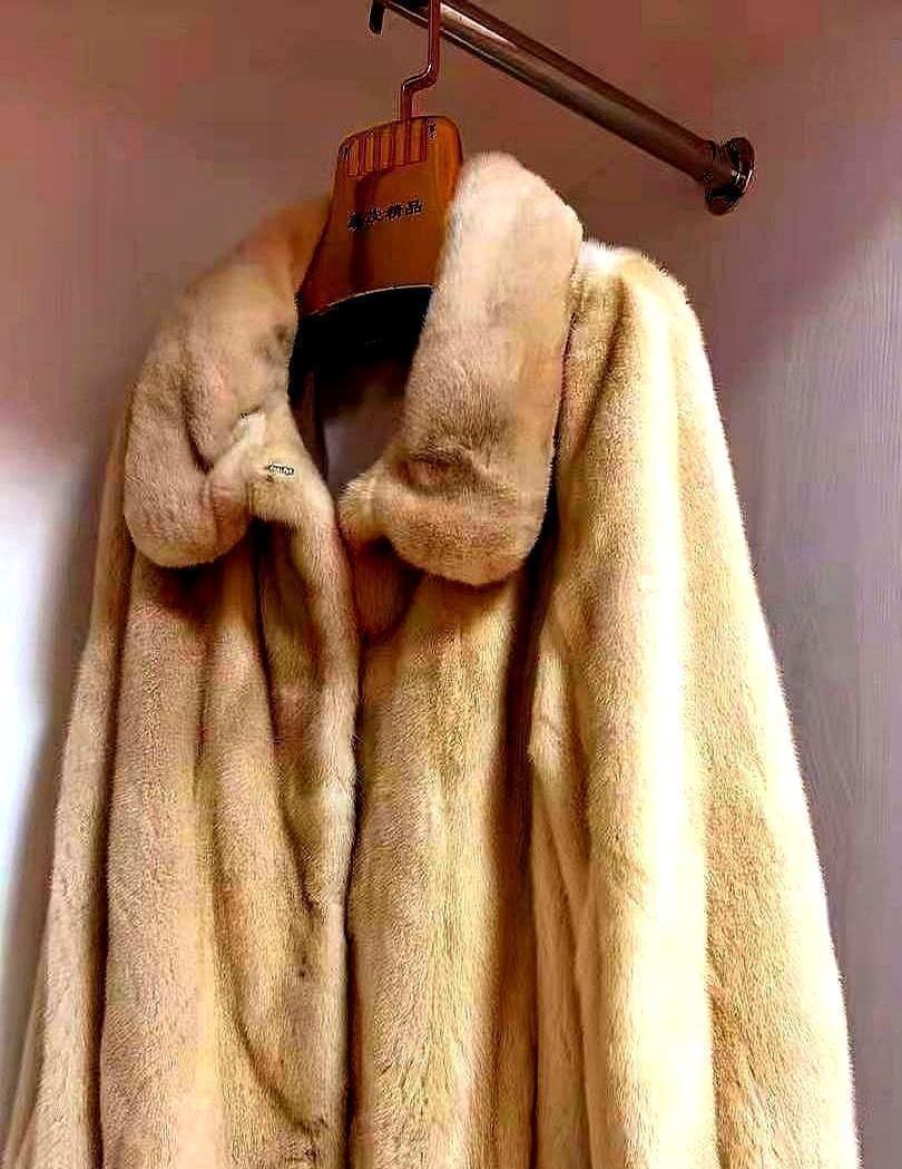 卖皮衣的，就怕你伸出三根手指头。
三指并拢，贴着皮面轻轻滑过。
感觉到细微的毛孔