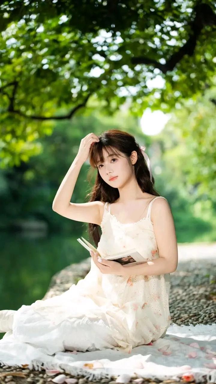 少女摄影|NO.0134期
🌸「少女的冬日暖阳
是碎花裙摆与阳光的私语」🌞