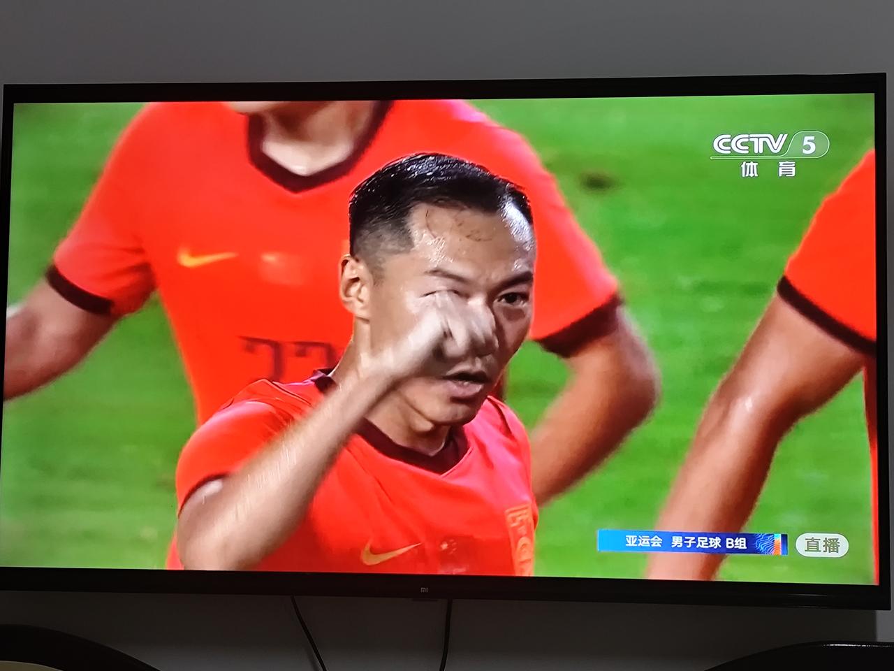 家有一老，如有一宝。中国男足在日本名古屋亚运会足球小组赛中，首战2：1逆转战胜朝