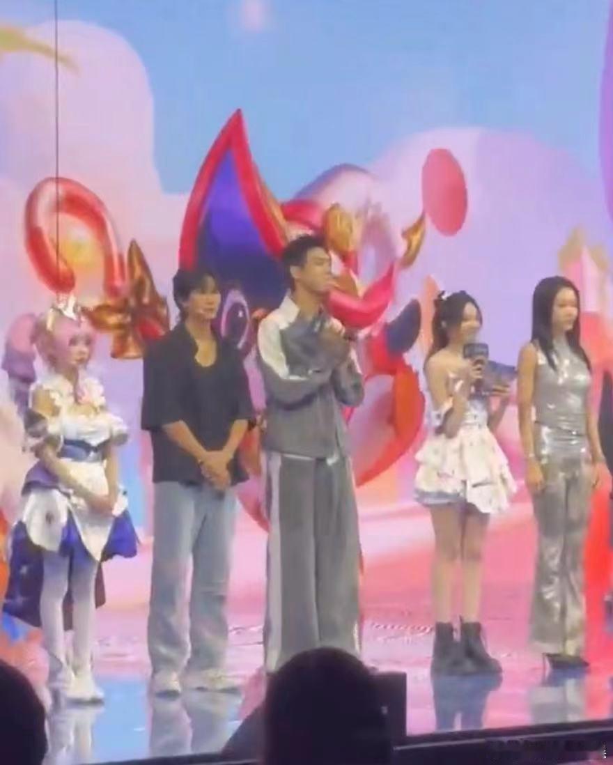 #娱乐[超话]##李现花小龙同框##李现花小龙同台#健身房新宠儿，李现&花小龙，
