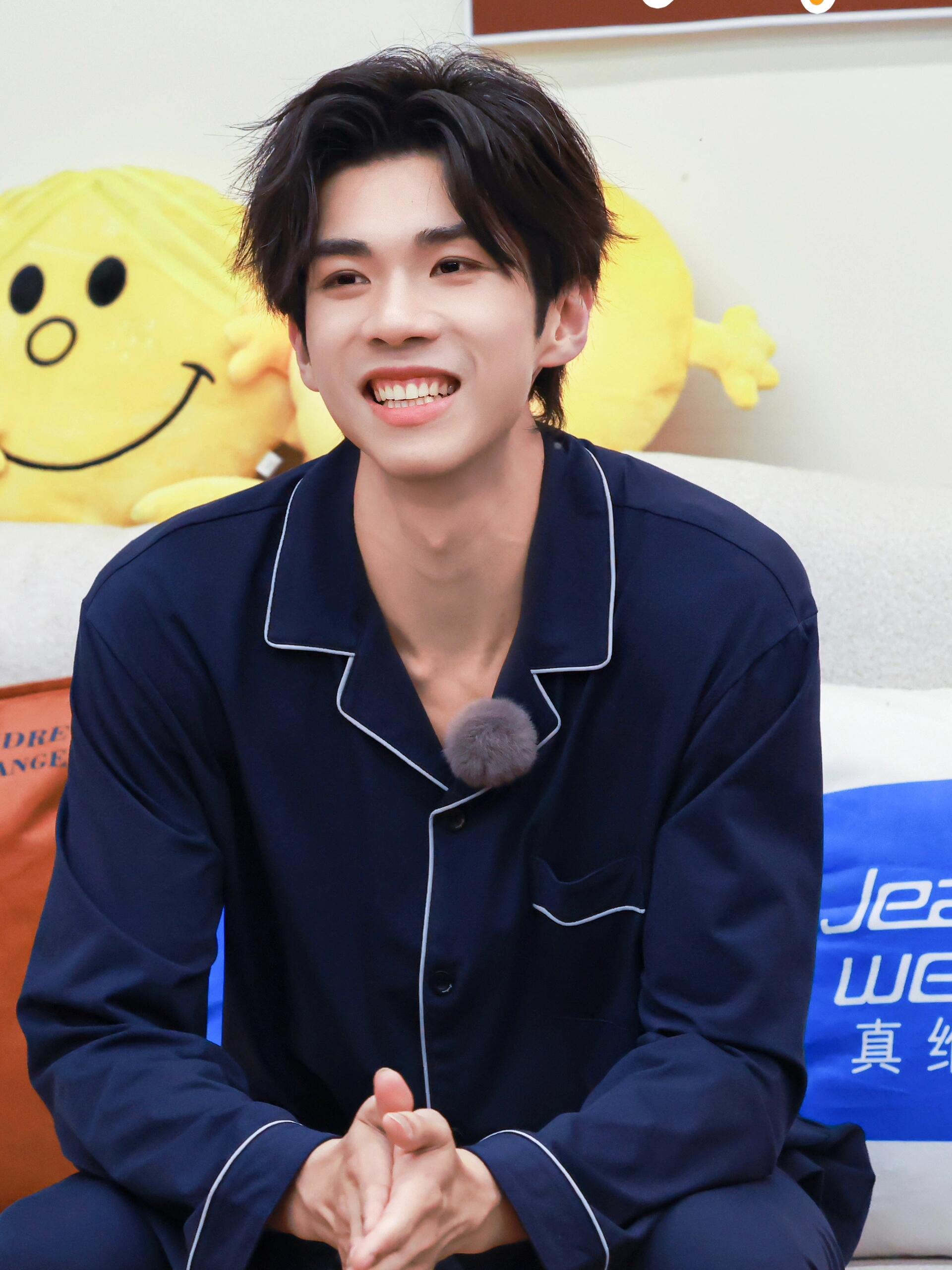 我选择李晋晔帮我做PPT谁懂啊！初入职场金融季的李晋晔，简直就是PPT界六边形战